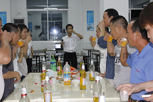 凯发网站举办八月份员工生日聚餐活动